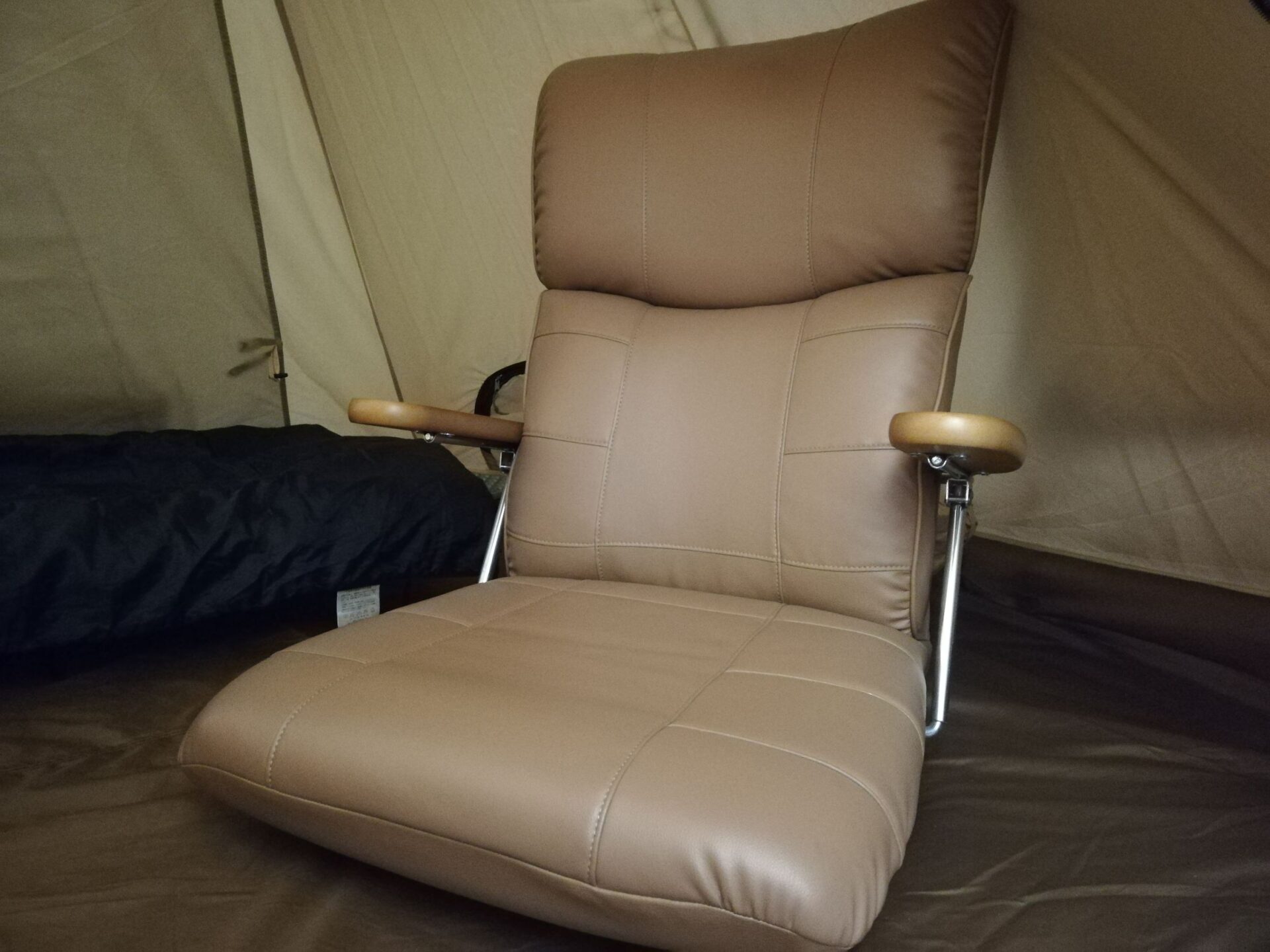 部屋キャンプで座椅子