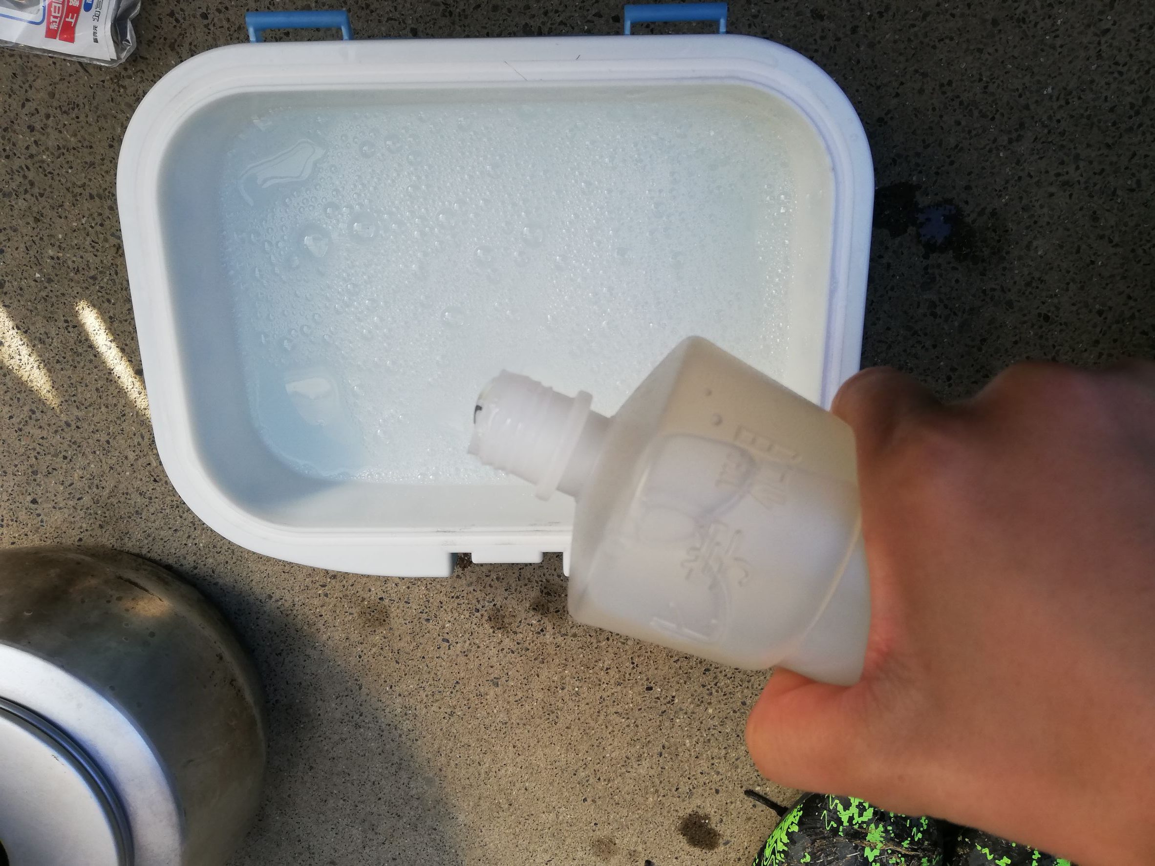 泥汚れに洗濯のりを追加しています