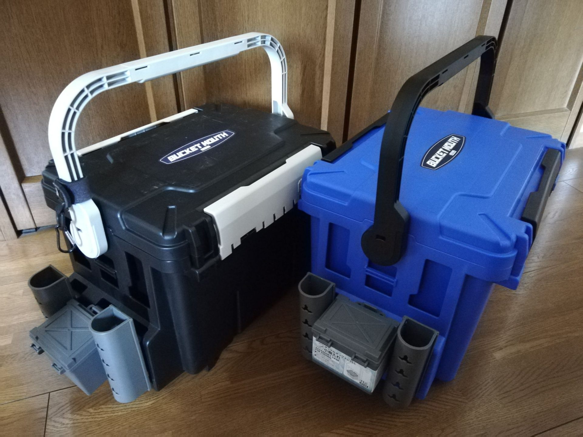 セリアのロッドホルダーとセリアロッドホルダーとタックスボックスに付く小物入れ