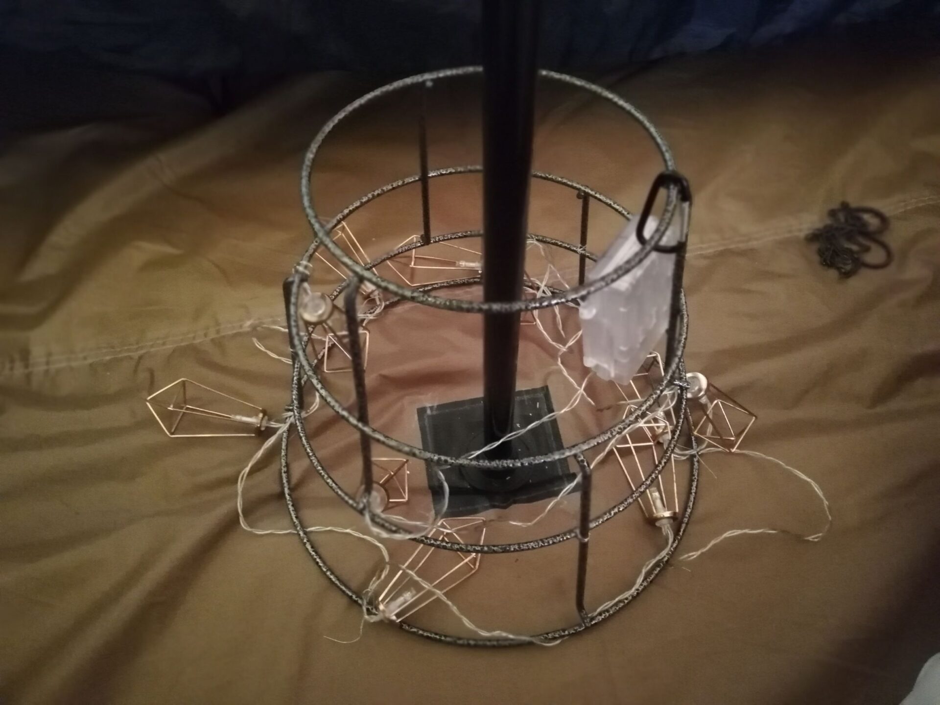 １ポールティピーにシャンデリアを取付2