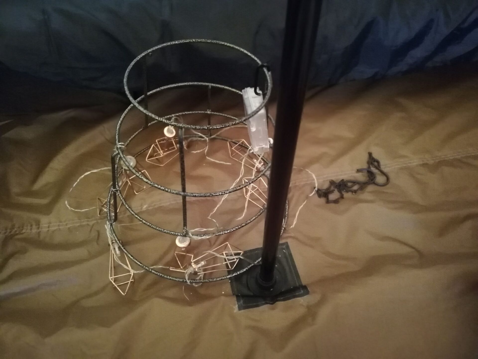 １ポールティピーにシャンデリアを取付1