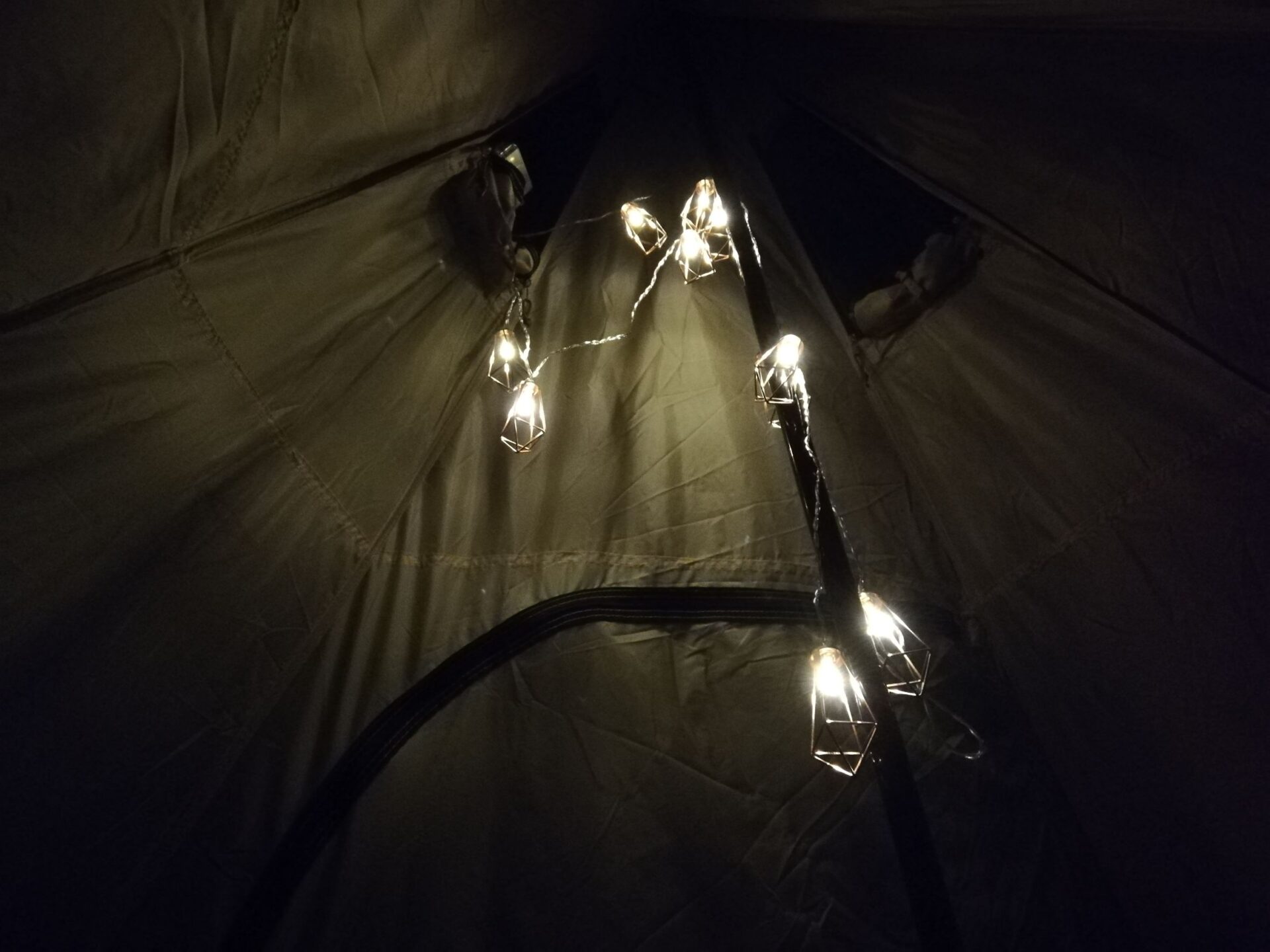 キャプスタLEDデコレーションライトをポールに設置して点灯