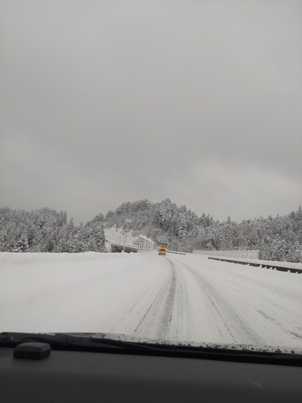 高速道路　積雪　パトロールカー