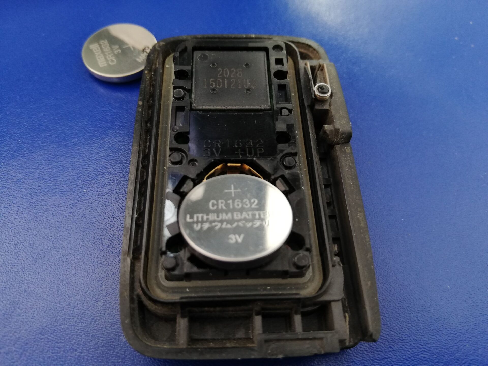 プリウスαキーレス電池交換　CR1632　電池を新品に交換