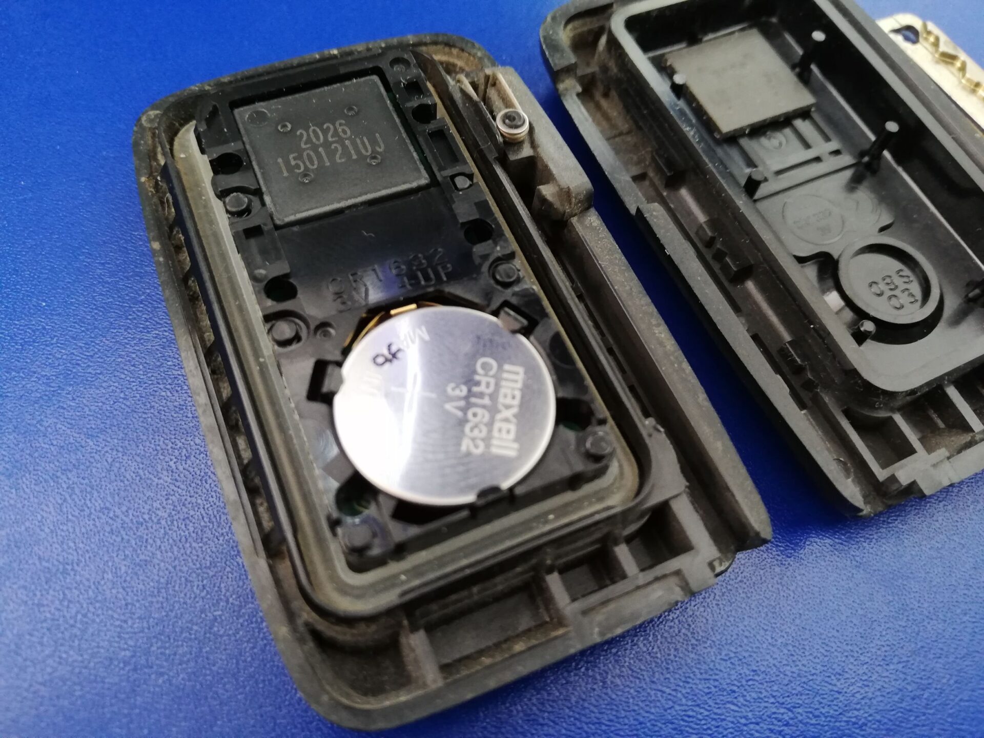 プリウスαキーレス電池交換　CR1632　ケースを外した所