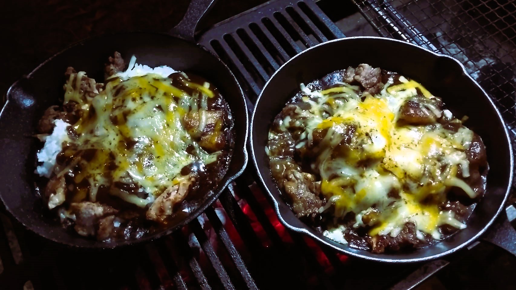 キャンプで子どもが料理した焼きカレーの写真