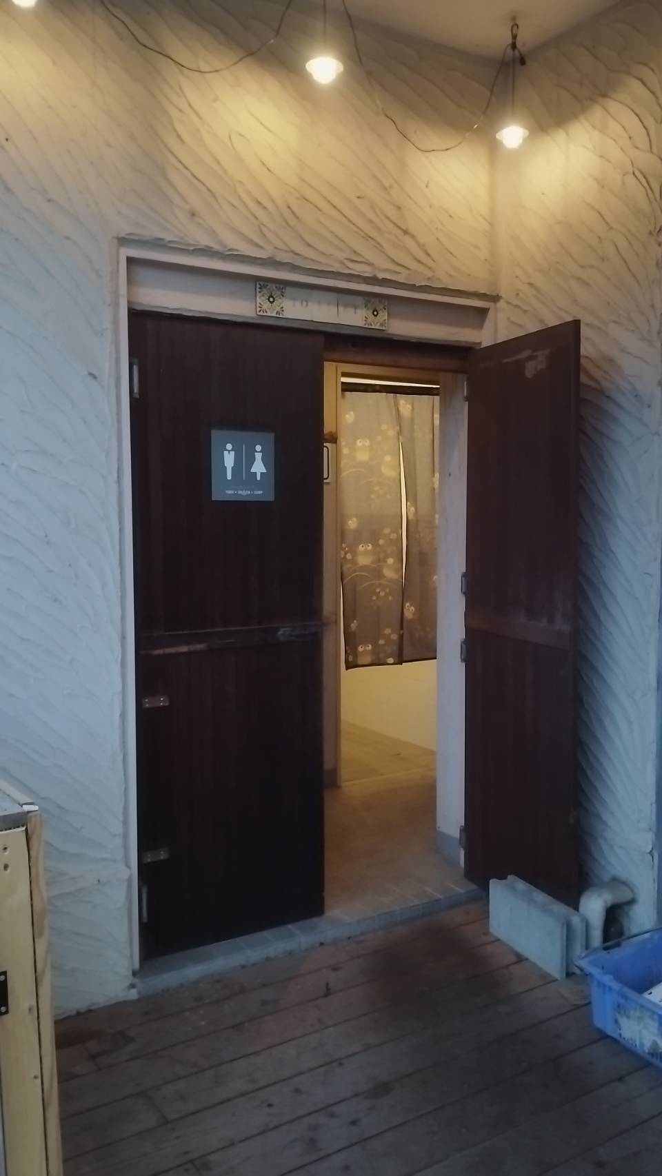 養老温泉ゆせんの里キャンプ場のフリーサイト側にあるトイレの写真。