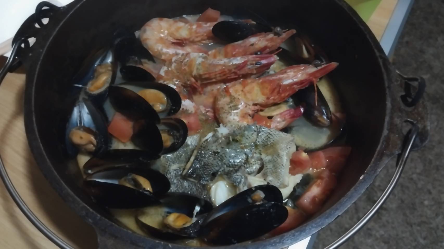 キャンプのメイン料理。ダッチオーブンで作ったカルディラーダの写真。