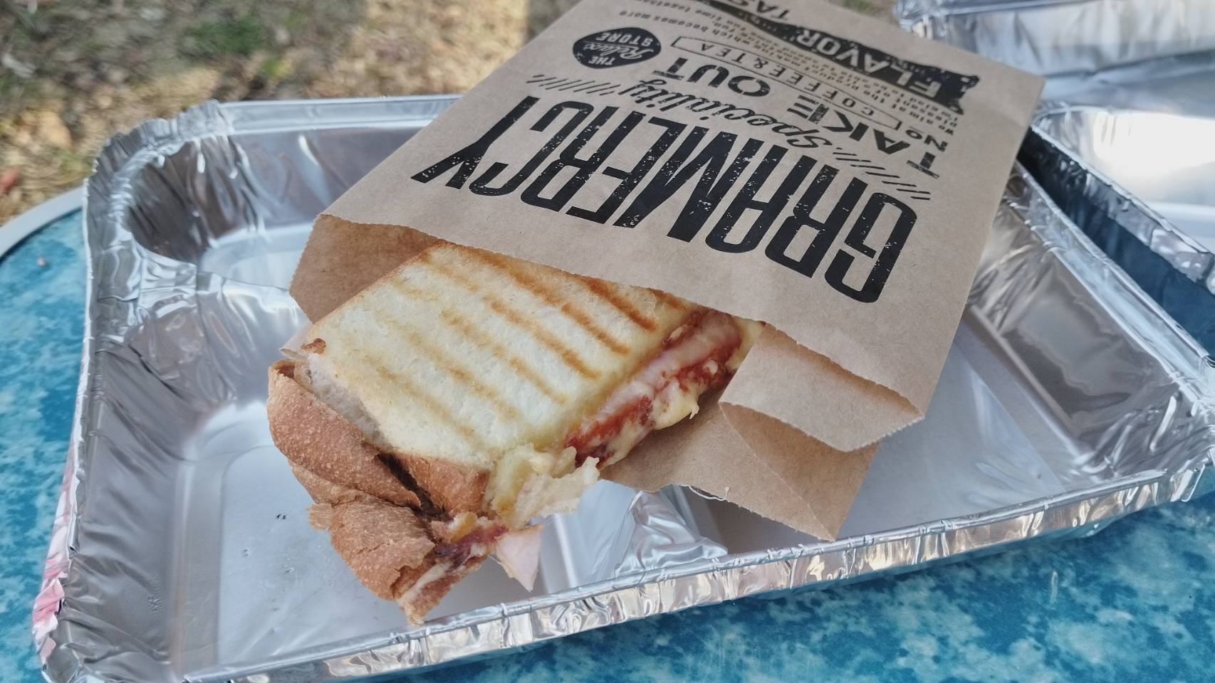 キャンプの定番朝御飯、ホットサンドの写真。