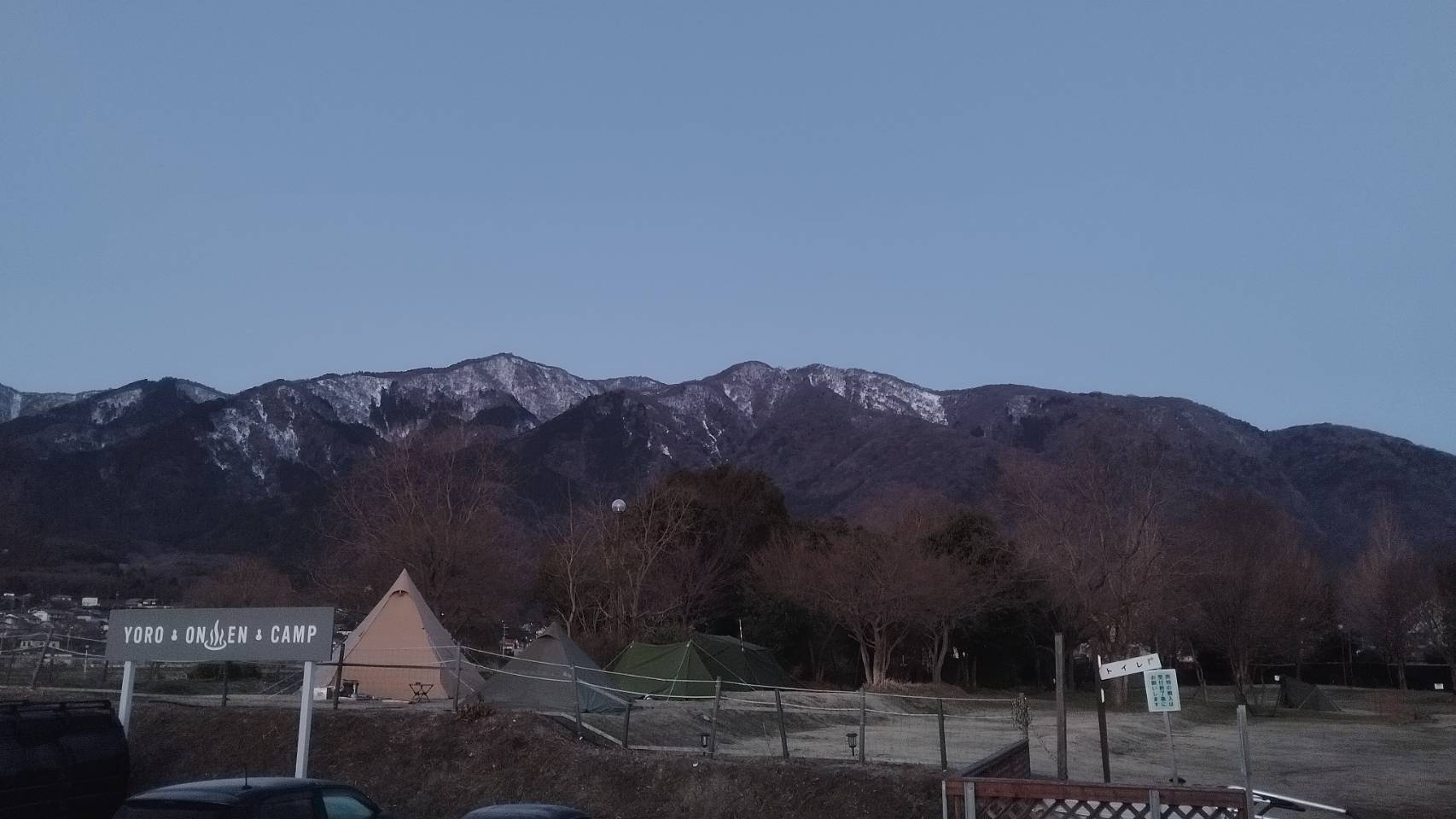 養老温泉ゆせんの里キャンプ場のフリーサイトの写真。駐車場側から撮影。