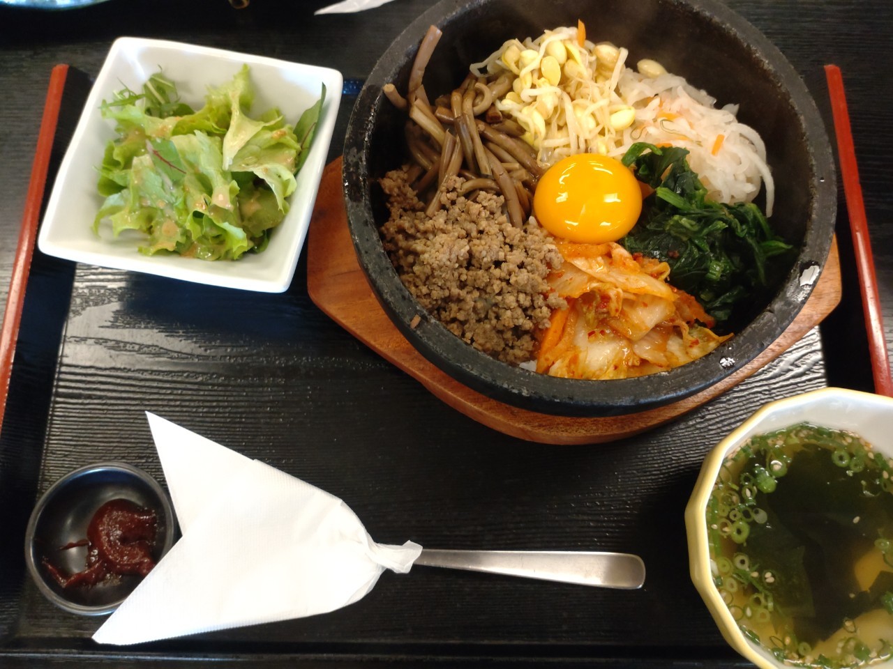 養老温泉ゆせんの里キャンプ場内にある和風ダイニング「MINORI」の石焼ビビンバ。